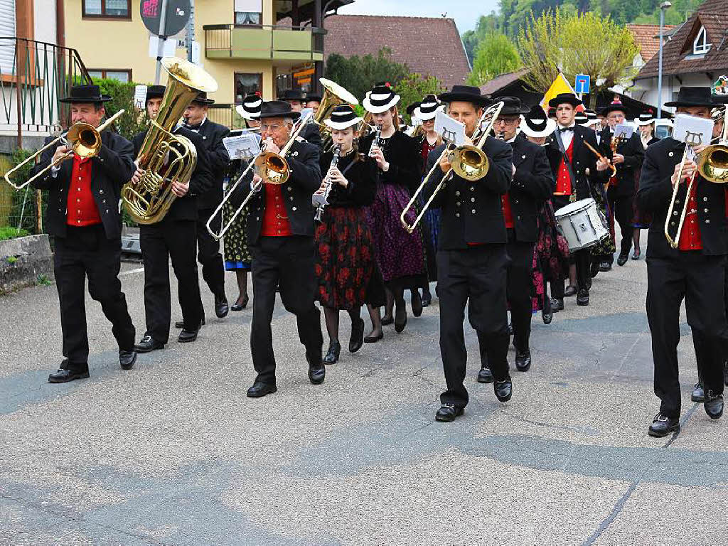 Den Festumzug fhrte die Musikkapelle Bleibach an.