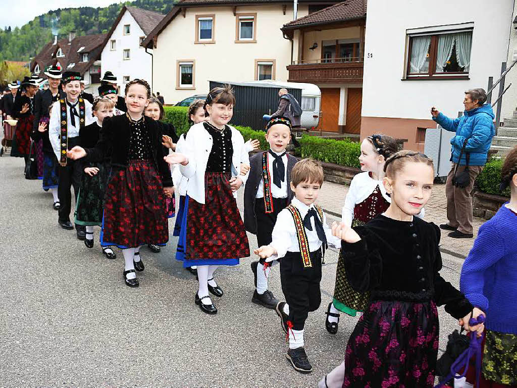 Die Trachtengruppe des Brauchtumsvereins beim Umzug durch Bleibach