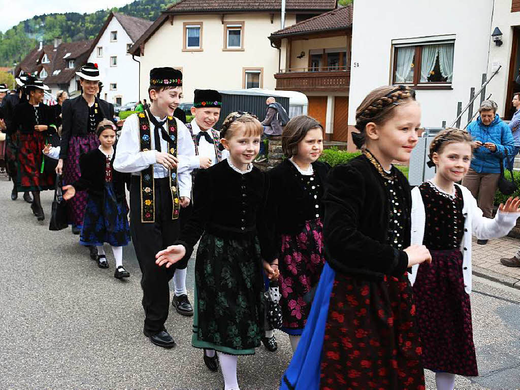 Die Trachtengruppe des Brauchtumsvereins beim Umzug durch Bleibach