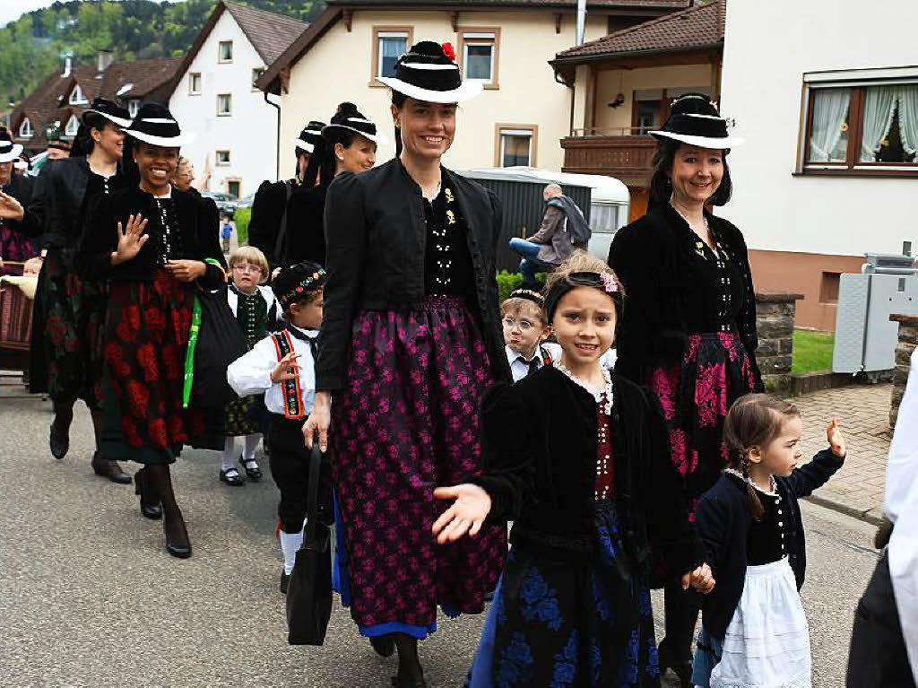 Die Trachtengruppe des Brauchtumsvereins beim Umzug durch Bleibach