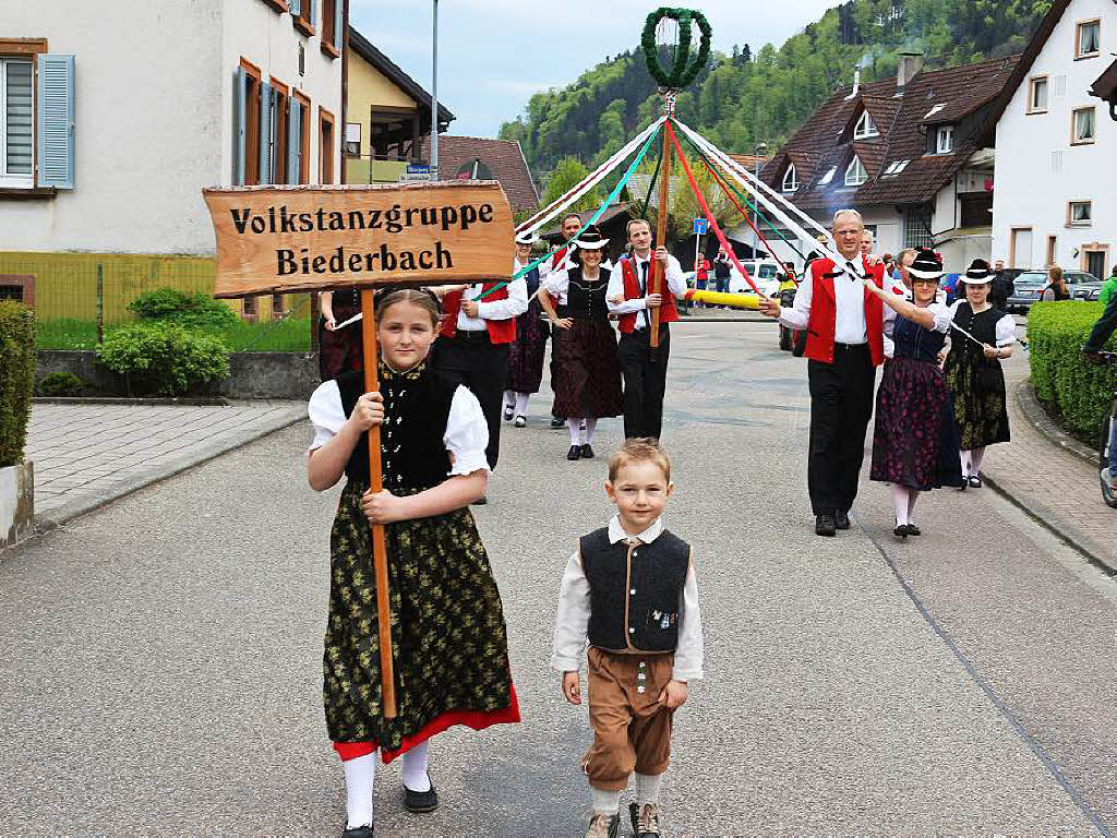 Auch die Volkstanzgruppe Biederbach war wieder mit von der Partie beim Maibaumstellen in Bleibach