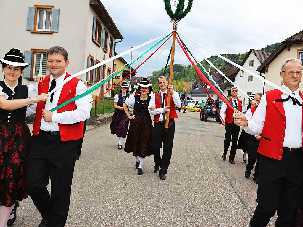 Auch die Volkstanzgruppe Biederbach war wieder mit von der Partie beim Maibaumstellen in Bleibach