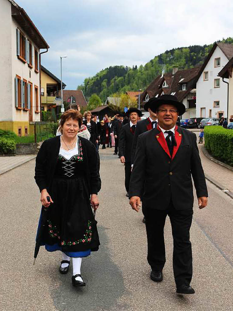 Maibaumstellen mit farbenprchtigem Trachtenumzug in Bleibach