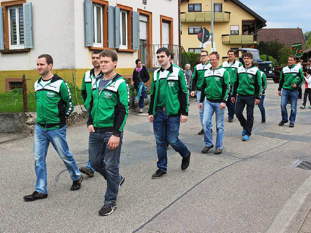 Das Dream Team aus Siegelau: Die Tauzieher sorgen beim Stellen des Maibaums fr die richtige Ausrichtung von ihm.