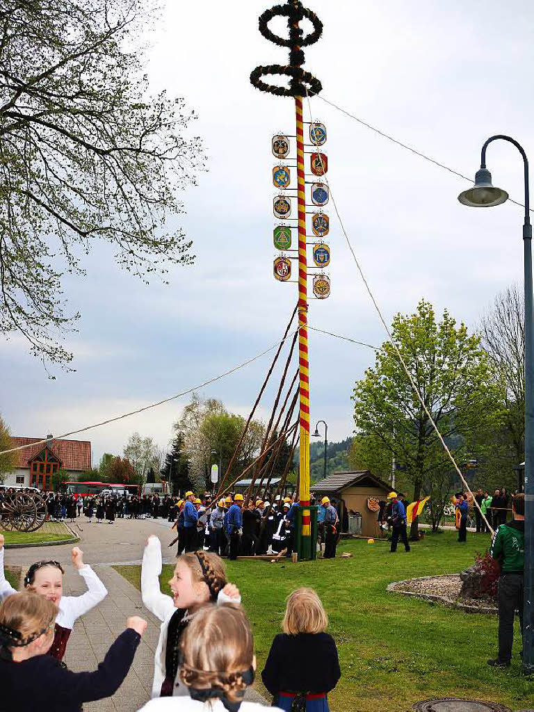 Die Freude war gro bei Klein und Gro als der Maibaum stand und die Altdorfer Revoluzzer schossen Salut