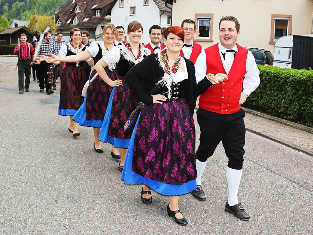 Maibaumstellen mit farbenprchtigem Trachtenumzug in Bleibach