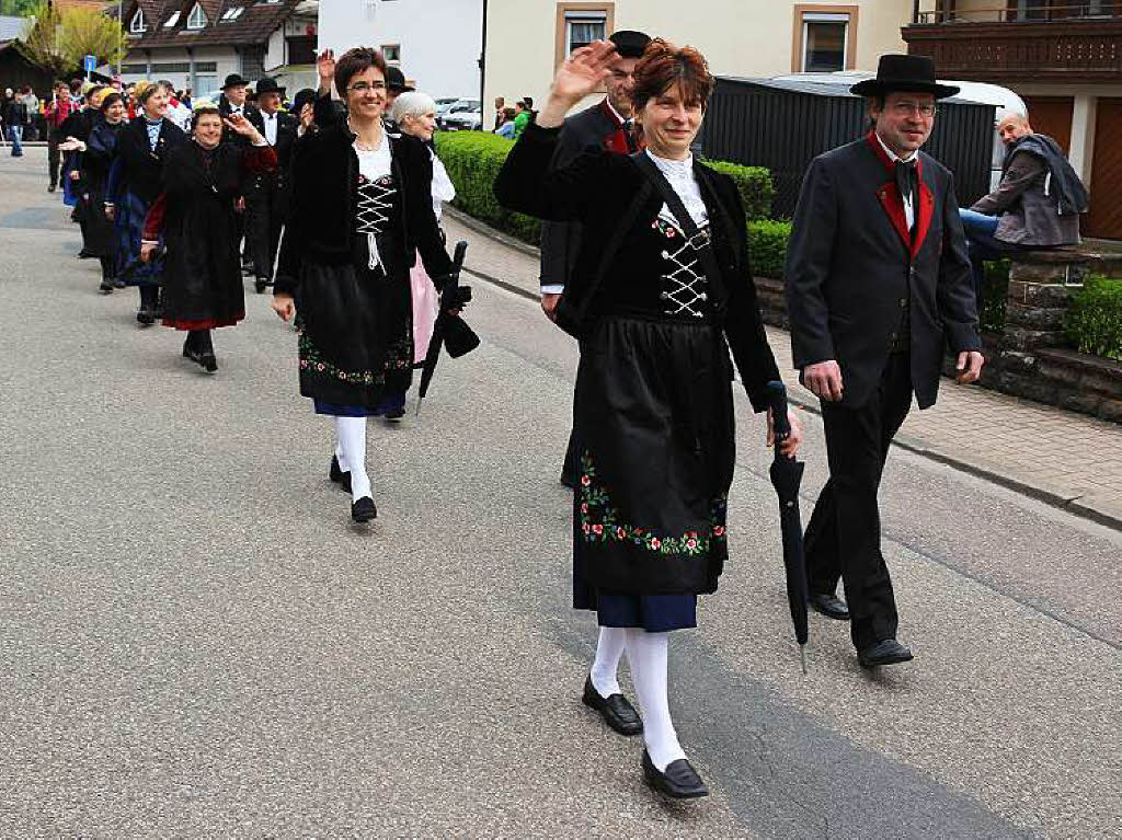 Maibaumstellen mit farbenprchtigem Trachtenumzug in Bleibach