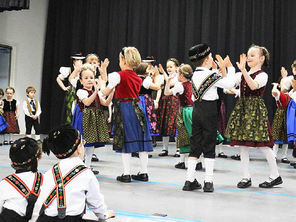 Die Kindervolkstanzgruppe des Trachtenvereins Bleibach erffnete wieder den Tanz in den Mai in der Festhalle