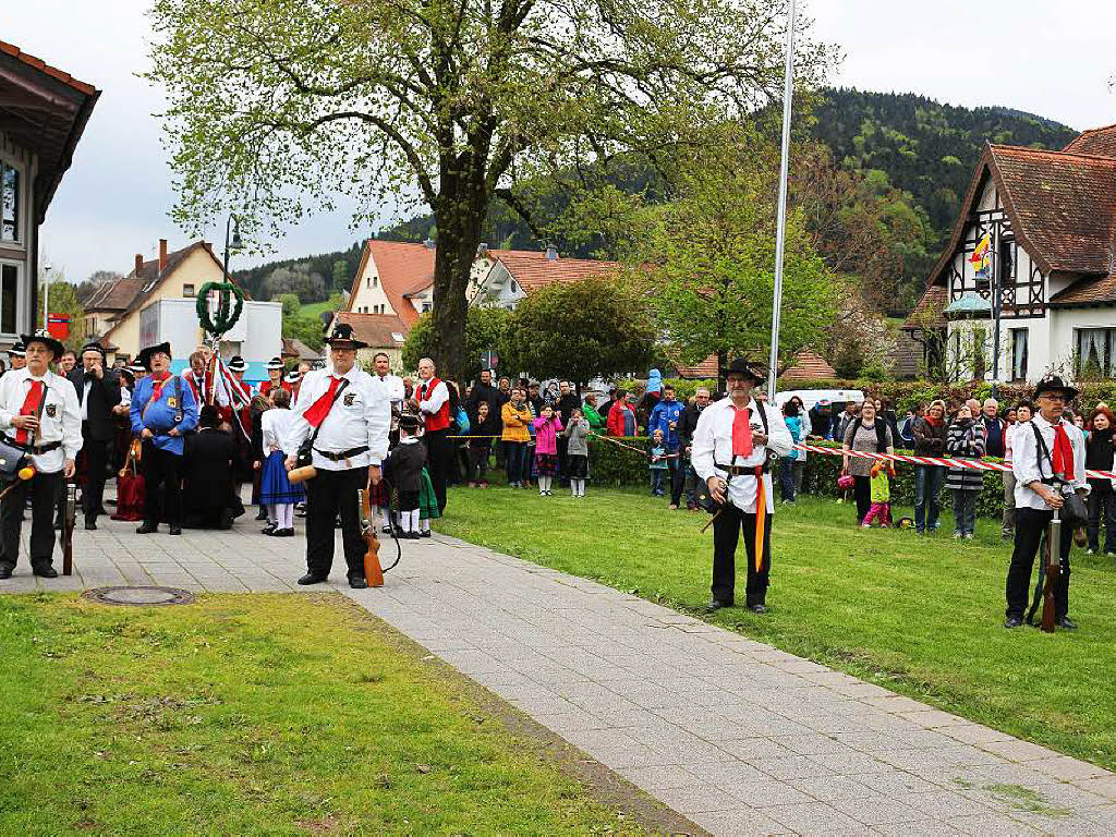 Die Freude war gro bei Klein und Gro als der Maibaum stand und die Altdorfer Revoluzzer schossen Salut