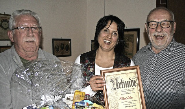 Die Vorsitzende Andrea Bttner ehrte L...und Helmut Gahnz (40 Jahre Mitglied).   | Foto: Michael Masson