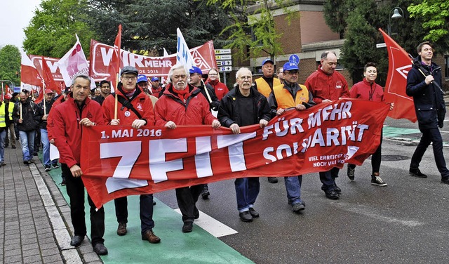 Demo am Tag der Arbeit (von links): Ah...hrige DBG-Kreisvorsitzende  Rolf Ruef   | Foto: Robert Ullmann