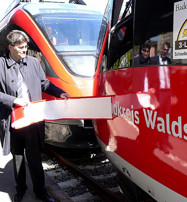 Landrat Martin Kistler enthllt den Namen des Zuges.   | Foto: Herbst