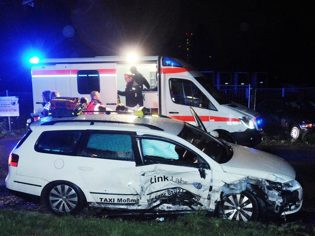 Ein 33-jhriger Fahrer eines VW-Golfs ...uf die Vorfahrt eines Taxis zu achten.  | Foto: WOLFGANG KUENSTLE               