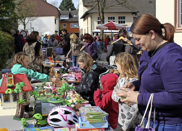 Auch das Wetter machte beim  Binzener Dorfflohmarkt mit.   | Foto: Cremer