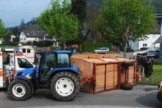 Traktoranhnger mit zwlf Passagieren strzt in Seelbach um