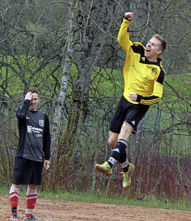 So sehen Sieger aus: Der Hlzlebrucker...seinen Treffer zum 2:0 in Knigsfeld.   | Foto: reinhardt