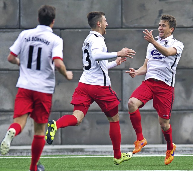 Die Bonndorfer bejubeln den Siegtreffe... im Heimspiel gegen den FC Hilzingen.   | Foto: Wolfgang Scheu