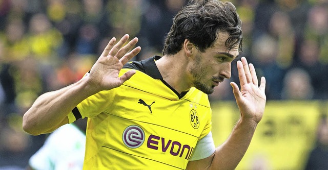 Mats Hummels ertrgt stoisch die Pfiff... Wolfsburg ist fast schon Nebensache.   | Foto: DPA