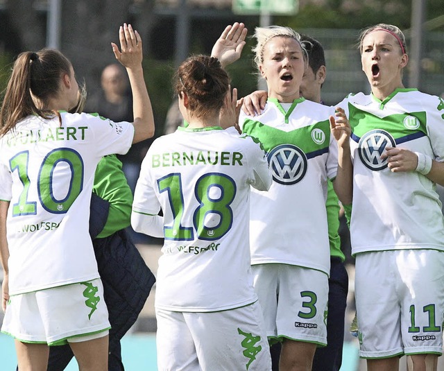 Jubelnde Wolfsburgerinnen in Frankfurt.   | Foto: dpa