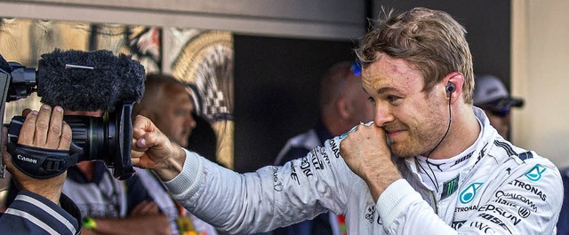 bermtig versucht sich Nico Rosberg n...Boxer &#8211; gegen einen Kameramann.   | Foto: dpa