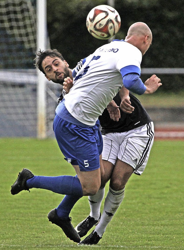 Kuddelmuddel: Der Laufenburger Onur Yi...nd Fabian Kluge gehen auf Tuchfhlung.  | Foto: Matthias Konzok