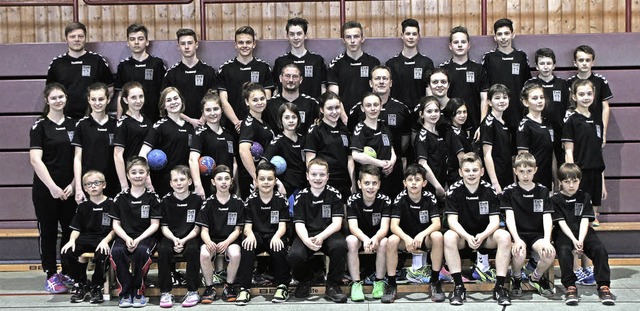 Oberhausens junge Handballer wurden je...rck Schwarz (links hinten) bereitete.   | Foto: Werner Schnabl