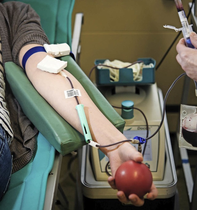 Auch Blutspendetermine stehen auf dem ...its am 13. Mai 2016 Gelegenheit dazu.   | Foto: dpa