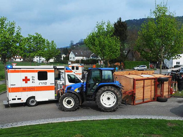 Ende einer Maiausfahrt: Das selbstgeba...ann kippte im Seelbacher Kreisverkehr.  | Foto: Wolfgang Knstle