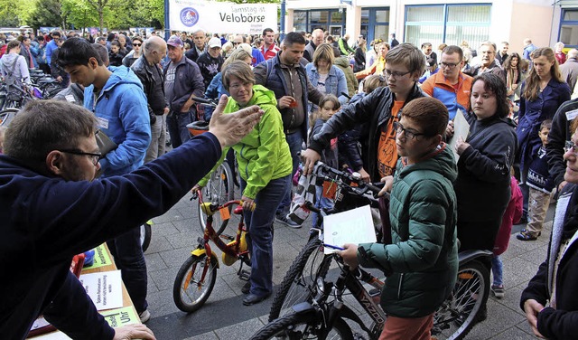 Gedrnge gab&#8217;s bei der Velobrse...Schlange bilden und hinten anstellen!  | Foto: Anja Bertsch