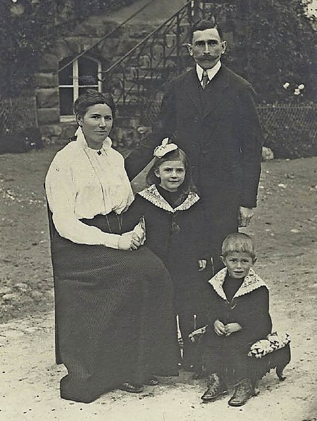 Adele Ganter geborene Spitz, Adelbert ... Etwa 1915 vor ihrem Gasthaus Rssle.   | Foto: Liane Schilling