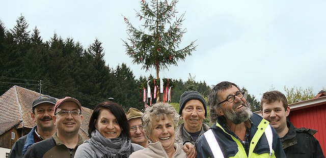 Beim Maibaumstellen trotzen die Ausric... des Dorfes dem ungemtlichen Wetter.   | Foto: Ralph Lacher