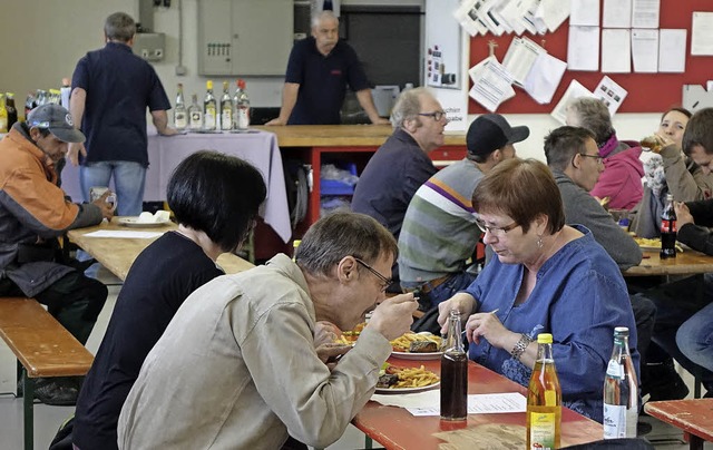 Drauen war es zu kalt fr die Bewirtu... die Wanderer und Besucher schmecken.   | Foto: Hans-Jrgen Hege