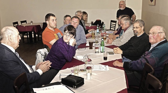 Gustav A. Schulze (vorne links) und  K...ei der Mitgliederversammlung in Zell.   | Foto: Hans-Jrgen Hege