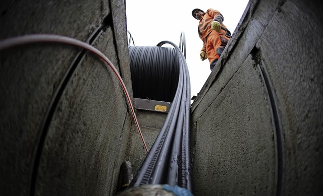 Schnelles Internet auf den Weg bringen: Ein Arbeiter verlegt Glasfaserkabel.  | Foto: Symboldbild: DPA