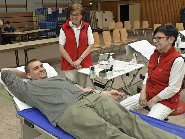 Ungefhr einen halben Liter Blut gibt jeder Spender ab.  | Foto: Martin Eckert