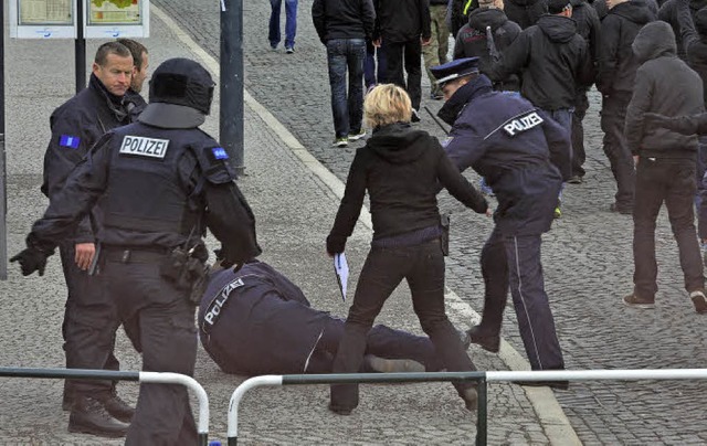 Gewalt gegen Polizisten nimmt zu: Betroffenen hilft der Restitutor.   | Foto: dpa/Heidrun Simoneit