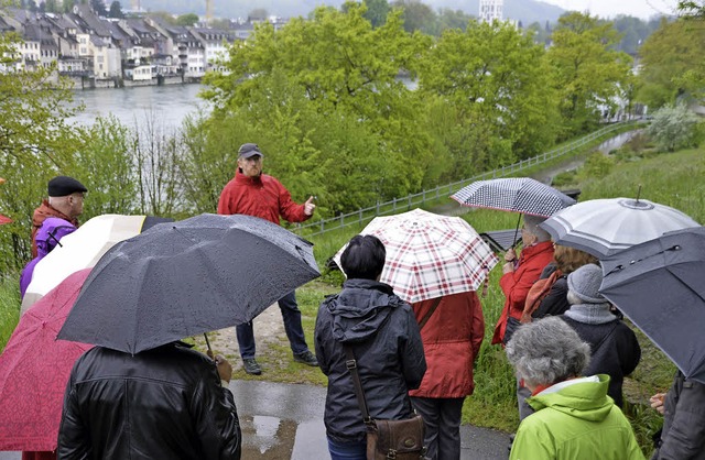 Die Zuhrer erfuhren am Adelberg Wisse...tes ber die einheimischen Strucher.   | Foto: Horatio Gollin