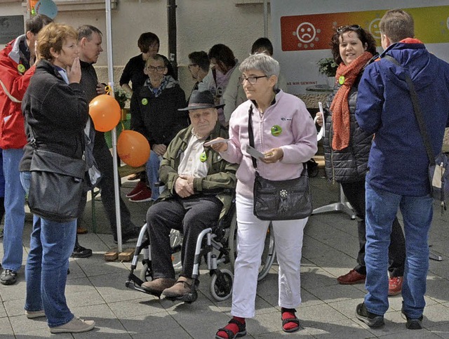 Am Aktionsstand mit der Fragebogenteil...d groes Interesse bei den Passanten.   | Foto: Heinz Vollmar