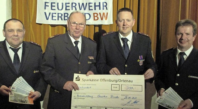 Vizeprsident Gerhard Lai (Zweiter von... Scheck fr die Stiftung berreicht.    | Foto: verband