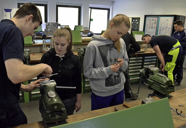 Ein Auszubildender zeigte diesen Schl...sknackers aus Metall vorgehen mssen.   | Foto: Sebastian Barthmes