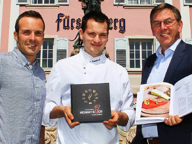 Sie prsentieren stolz das gemeinsame ...r Frstenberg Brauerei Markus Gruhl.    | Foto: privat