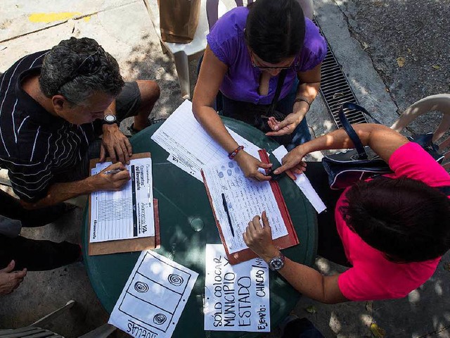 Die Opposition sammelt Unterschriften gegen Prsident Maduro.   | Foto: DPA