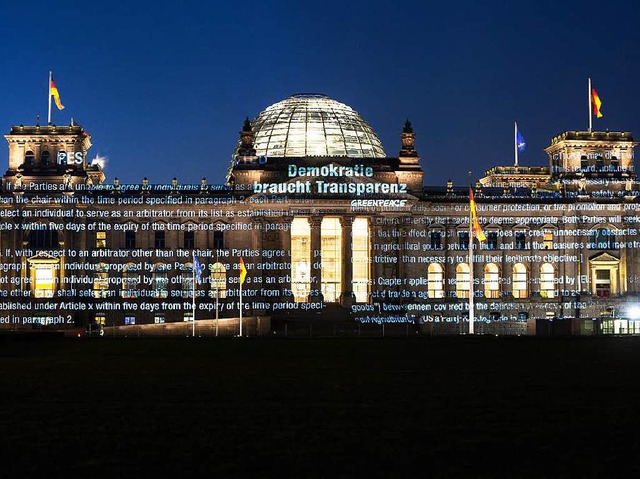 Greenpeace projizierte am Montagfrh T...die Fassade des  Reichstagsgebudes.    | Foto: dpa
