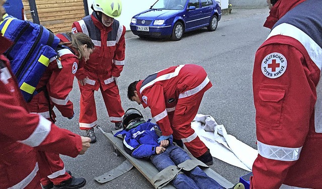 Kiechlinsbergen. Rotkreuzler  kmmern sich um einen Verletzten.  | Foto: Roland Vitt