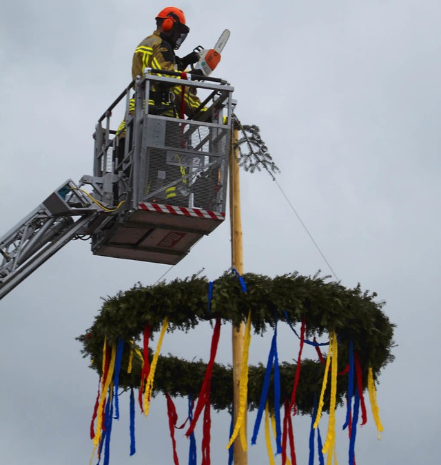 Das Wetter war zu unsicher: Die Feuerwehr hat gerade den Maibaum gekappt  | Foto: Patrik Mller