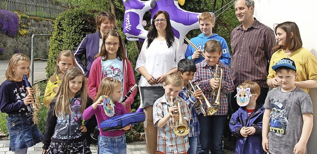 Die jungen Musikanten mit ihren Ausbildern.  | Foto: Jutta Binner-Schwarz