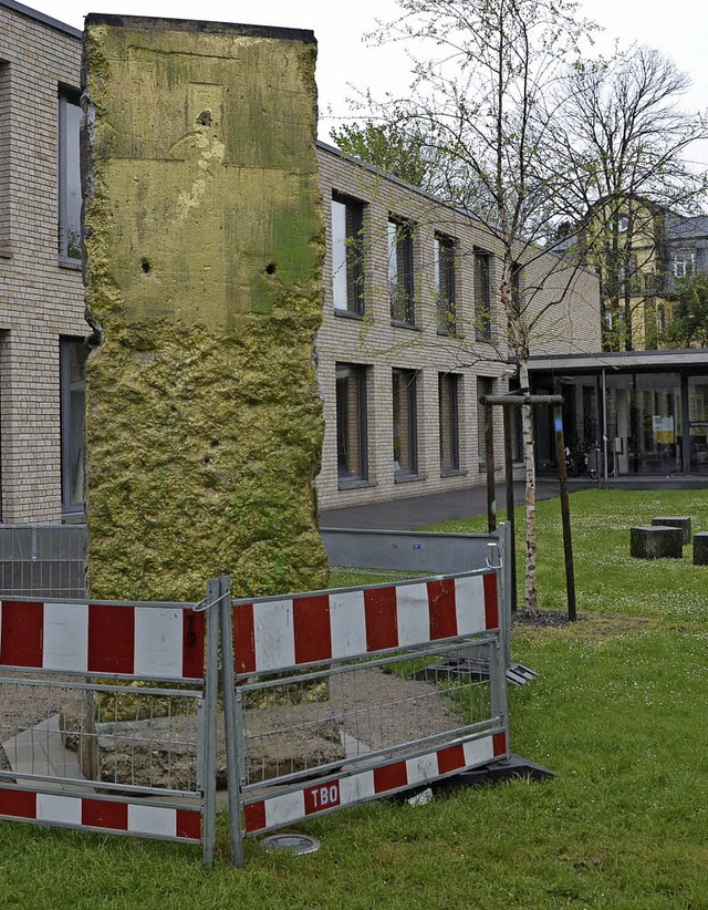 Symbol fr die Mauern, die in Nordwest...ch) und Stefan Joost (Oken-Gymnasium)   | Foto: Burgmaier