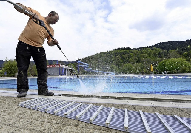 Die letzten Arbeiten laufen: Die Freib...nnt an Christi Himmelfahrt um 12 Uhr.   | Foto: Ingo Schneider