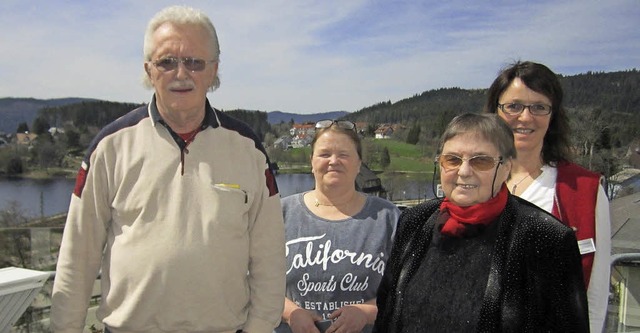 Treue Feriengste in Schluchsee sind P...tz und  Petra Br-Weigand ehrten sie.   | Foto: HTG