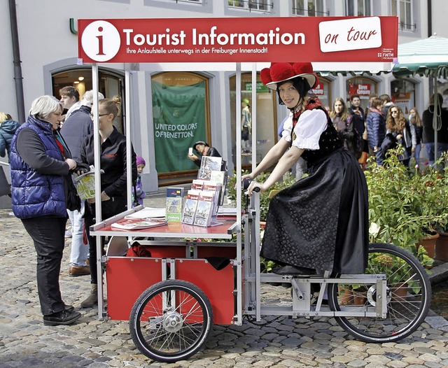 Typisch:  Mit Bollenhut  geht der Infostand auf Tour.   | Foto: Stadtverwaltung